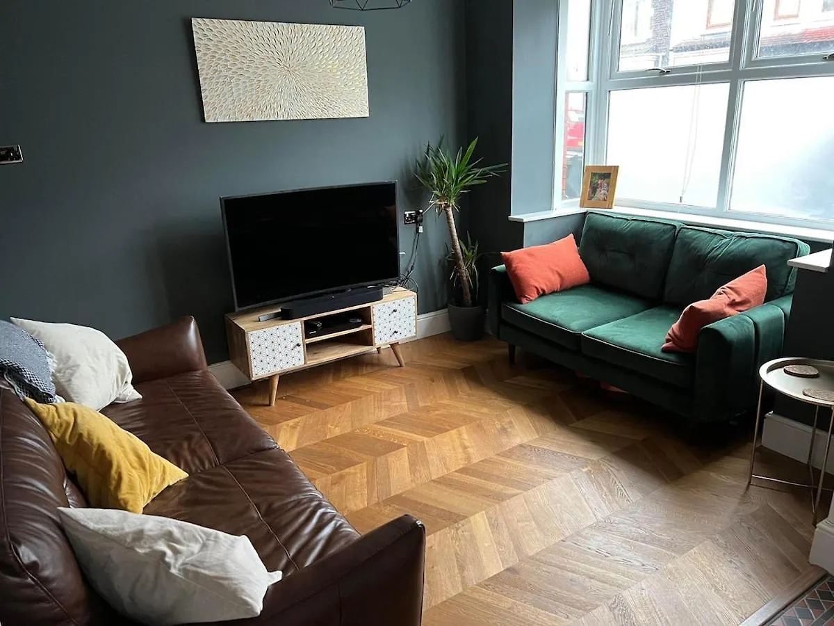 2 Bed Townhouse Near City Centre, Good Parking Cardiff