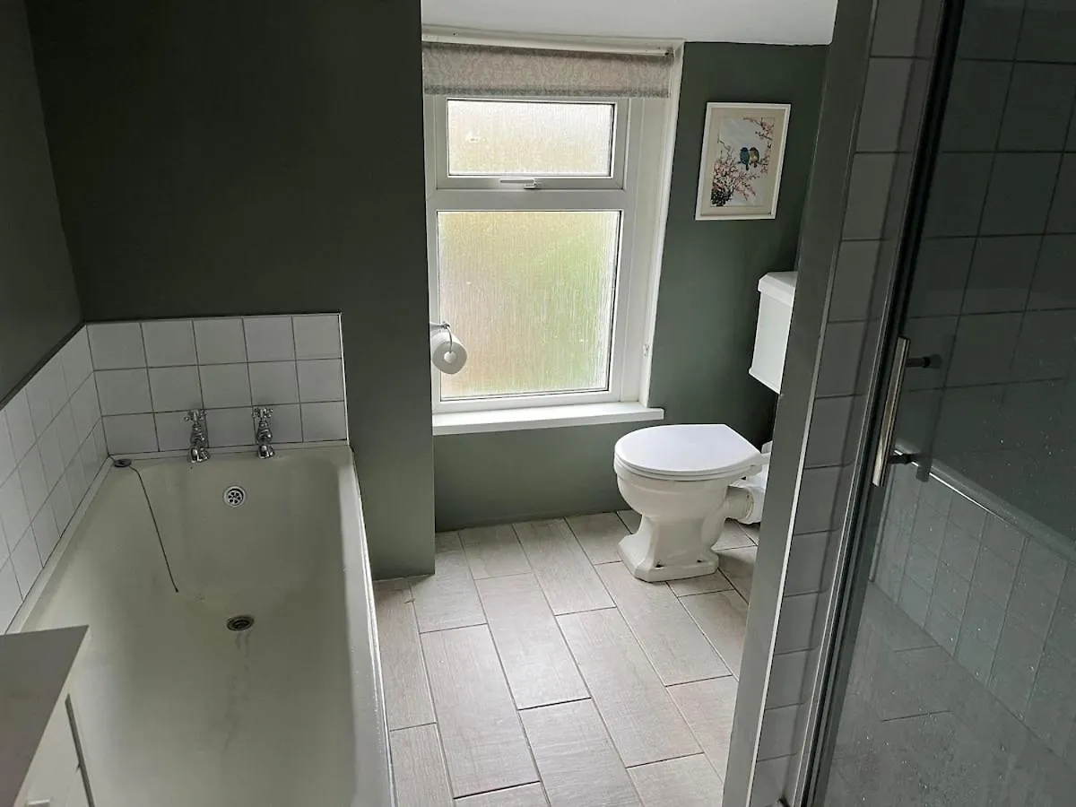 2 Bed Townhouse Near City Centre, Good Parking Cardiff 0*,